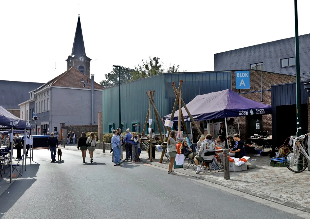 een straat op de jaarmarkt van Rode